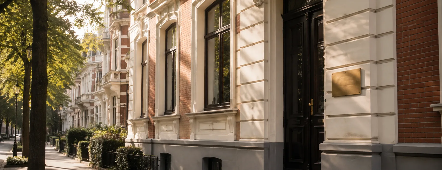 Das Kanzleigebäude, ein Altbau mit Messingschild neben dem Eingang